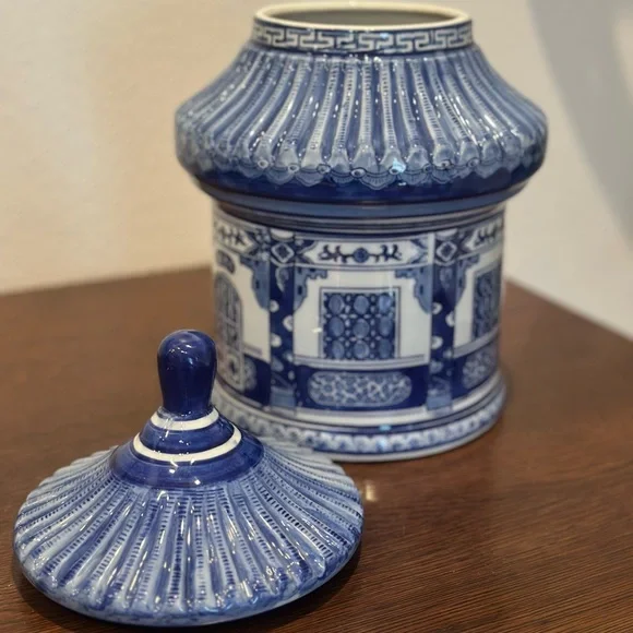 Vintage blue and white Chinoiserie Pagoda Lidded Jar - Picture 2 of 4